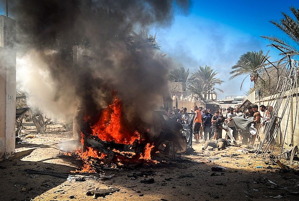 تصاعد الدخان واللهب من مركبة بعد إصابتها بصاروخ إسرائيلي في دير البلح، وسط قطاع غزة، في 24 سبتمبر/أيلول 2026. (صورة: معز صالحي )