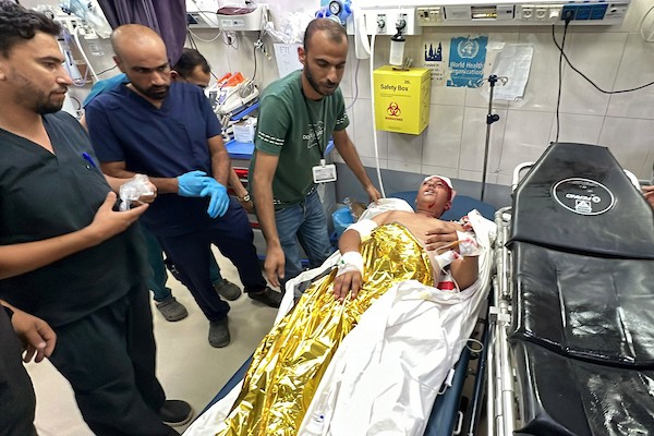 نقل مسعفون طفلين مصابين إلى قسم الطوارئ في مجمع ناصر الطبي بخان يونس، جنوب قطاع غزة، في 12 سبتمبر/أيلول 2026.صورة: طارق محمد