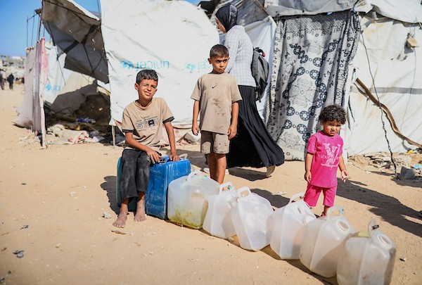 فلسطينيون نازحون يمارسون أنشطتهم اليومية داخل خيام نُصبت قرب منازلهم المدمرة في حي الزيتون، جنوب مدينة غزة، في 28 سبتمبر/أيلول 2026. (صورة: بلال أسامة)