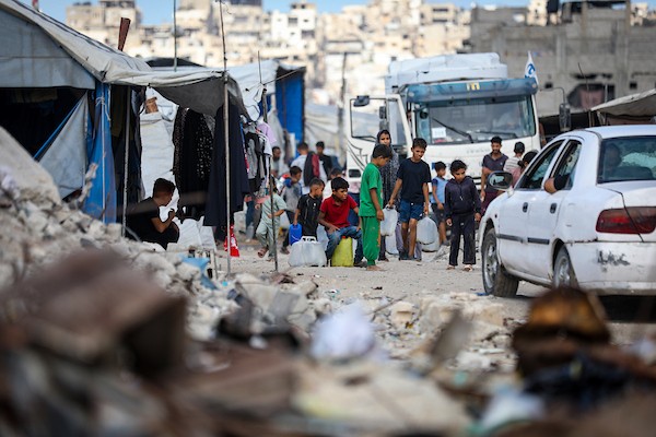 يمارس الفلسطينيون النازحون أنشطتهم اليومية في شمال مدينة غزة في 23 سبتمبر/أيلول 2026، وسط ظروف إنسانية صعبة ناجمة عن استمرار النزوح.(صورة: بلال أسامة)