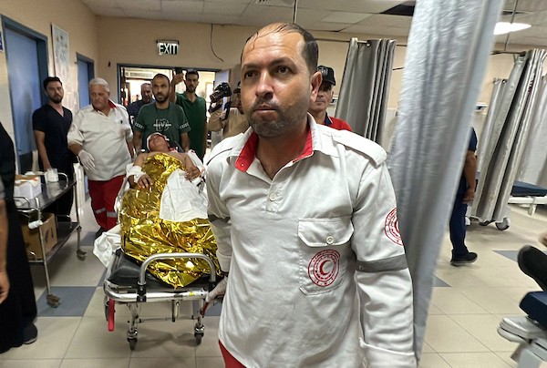 نقل مسعفون طفلين مصابين إلى قسم الطوارئ في مجمع ناصر الطبي بخان يونس، جنوب قطاع غزة، في 12 سبتمبر/أيلول 2026.صورة: طارق محمد