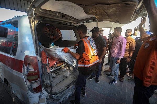فلسطينيون يتجمعون في موقع غارة جوية إسرائيلية استهدفت مركبة مدنية في حي الشيخ رضوان بمدينة غزة، في 19 أيلول/ سبتمبر 2026. وأدى الاستهداف إلى سقوط شهيد وإصابة خرين. (تصوير: بلال أسامة)