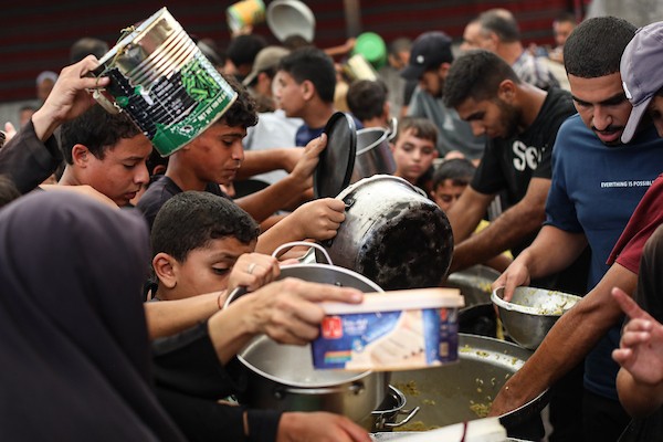 فلسطينيون نازحون، ينتظرون الحصول على وجبات ساخنة في مخيم النصيرات للاجئين وسط قطاع غزة، في 28 سبتمبر/أيلول 2026. (صورة: حسن الجدي)