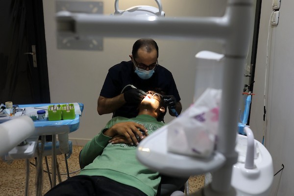 طبيب أسنان فلسطيني يواصل عمله داخل عيادته في مدينة غزة، 14 سبتمبر/أيلول 2026. تصوير: محمد صالحة.
