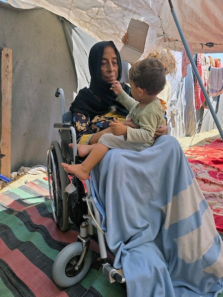 المسنة ليلى أبو عيدة تجلس داخل خيمتها في منطقة المواصي بخان يونس، جنوب قطاع غزة، في 13 سبتمبر/أيلول 2026.(صورة: طارق محمد)