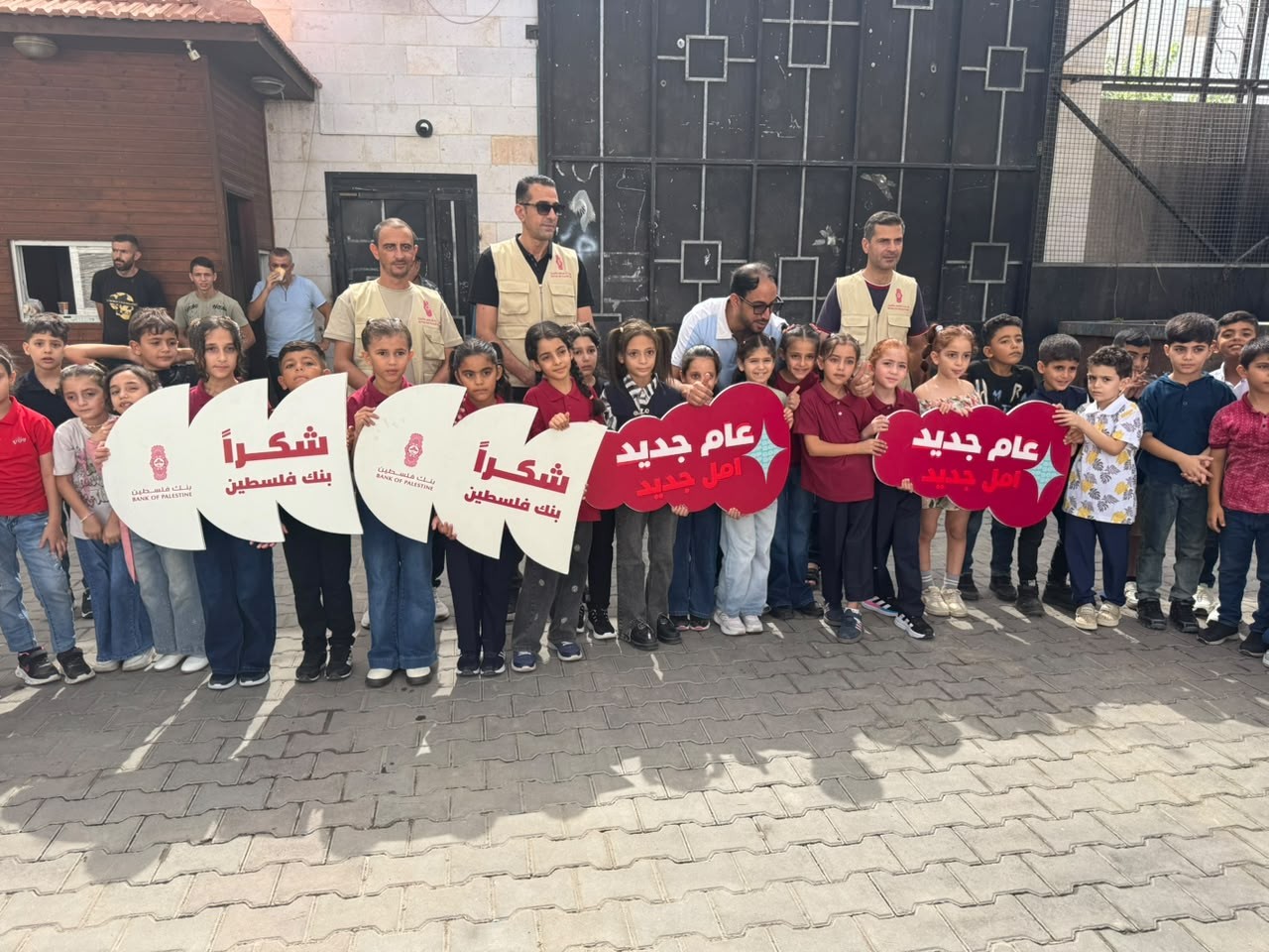 بنك فلسطين يحتفي بعودة طلبة غزة إلى الدراسة بعد 3 أعوام 89.jpg