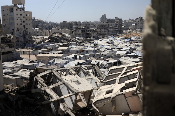 فلسطينيون يقيمون داخل أبراج الكرامة المتضررة وفي خيام مجاورة لها شمال قطاع غزة، في 17 سبتمبر/أيلول 2026، وسط مخاوف من انهيار المباني وصعوبة تأمين مساكن بديلة للعائلات والنازحين. (تصوير: بلال أسامة)