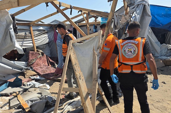 يتفقد فلسطينيون موقع غارة إسرائيلية استهدفت خيمة تؤوي نازحين في منطقة المواصي بمحافظة خان يونس، جنوب قطاع غزة، في 14 سبتمبر/أيلول 2026. (صورة: طارق محمد)