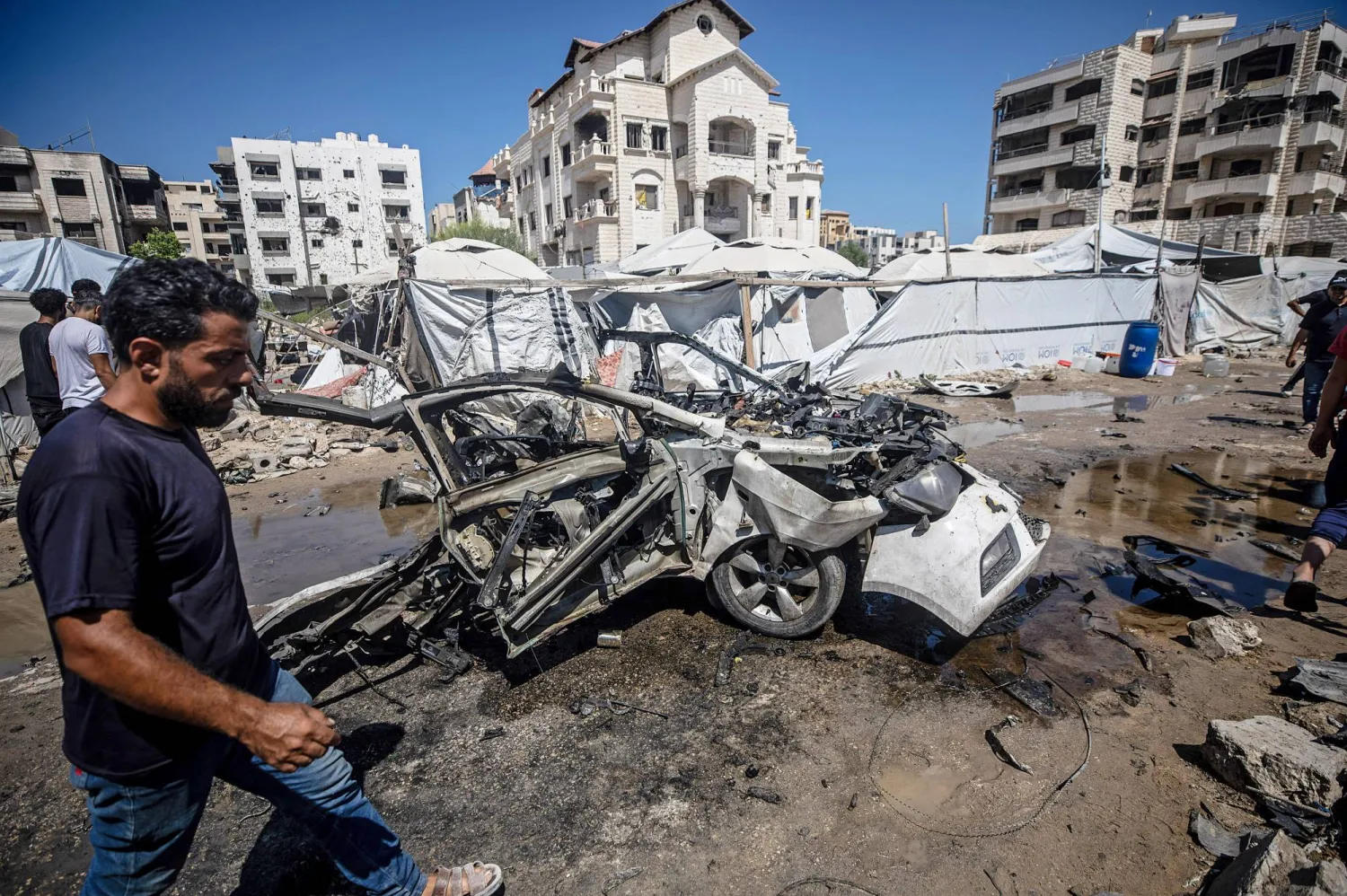 فلسطيني يمشي في موقع غارة إسرائيلية بمدينة غزة يوم الثلاثاء واكبت اختطاف مسؤول أمني في «حماس» (إ.ب.أ).webp