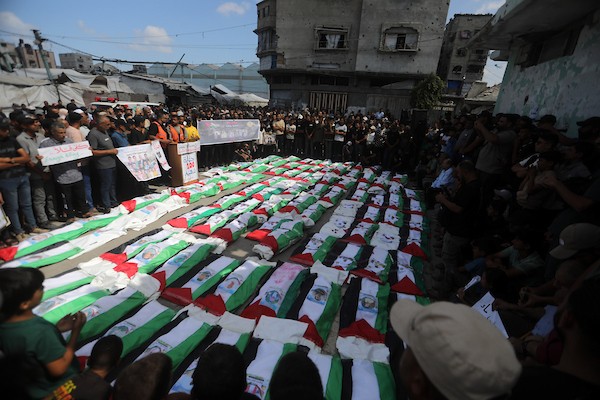 فلسطينيون يشيّعون في حي الزيتون بمدينة غزة، 6 سبتمبر/أيلول 2026، رفات وجثامين نحو 100 من ذويهم، بينهم عشرات الأطفال، بعدما انتشلتها طواقم الدفاع المدني خلال الأيام الماضية