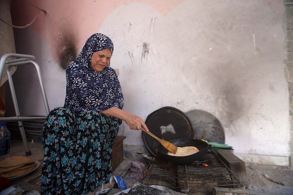 فلسطينيون يقيمون داخل أبراج الكرامة المتضررة وفي خيام مجاورة لها شمال قطاع غزة، في 17 سبتمبر/أيلول 2026، وسط مخاوف من انهيار المباني وصعوبة تأمين مساكن بديلة للعائلات والنازحين. (تصوير: بلال أسامة)