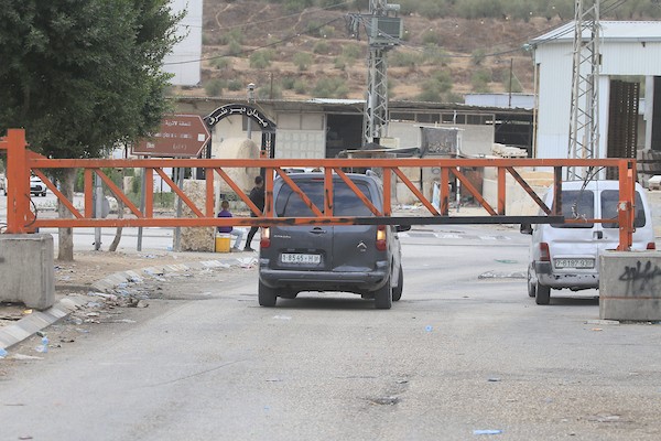 يعبر فلسطينيون بوابة حديدية غرب مدينة نابلس بالضفة الغربية في 28 سبتمبر/أيلول 2026.(صورة: محمد ناصر)