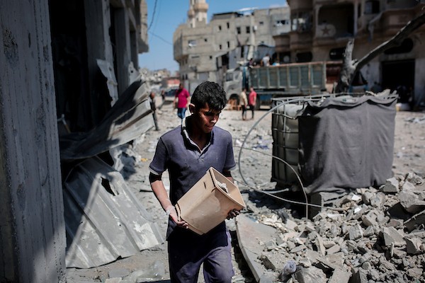 يتفقد فلسطينيون الأضرار التي لحقت بمنزل عائلة كريم في حي التفاح، شرق مدينة غزة، عقب غارة إسرائيلية استهدفته في 22 سبتمبر/أيلول 2026.(صورة: بلال أسامة)