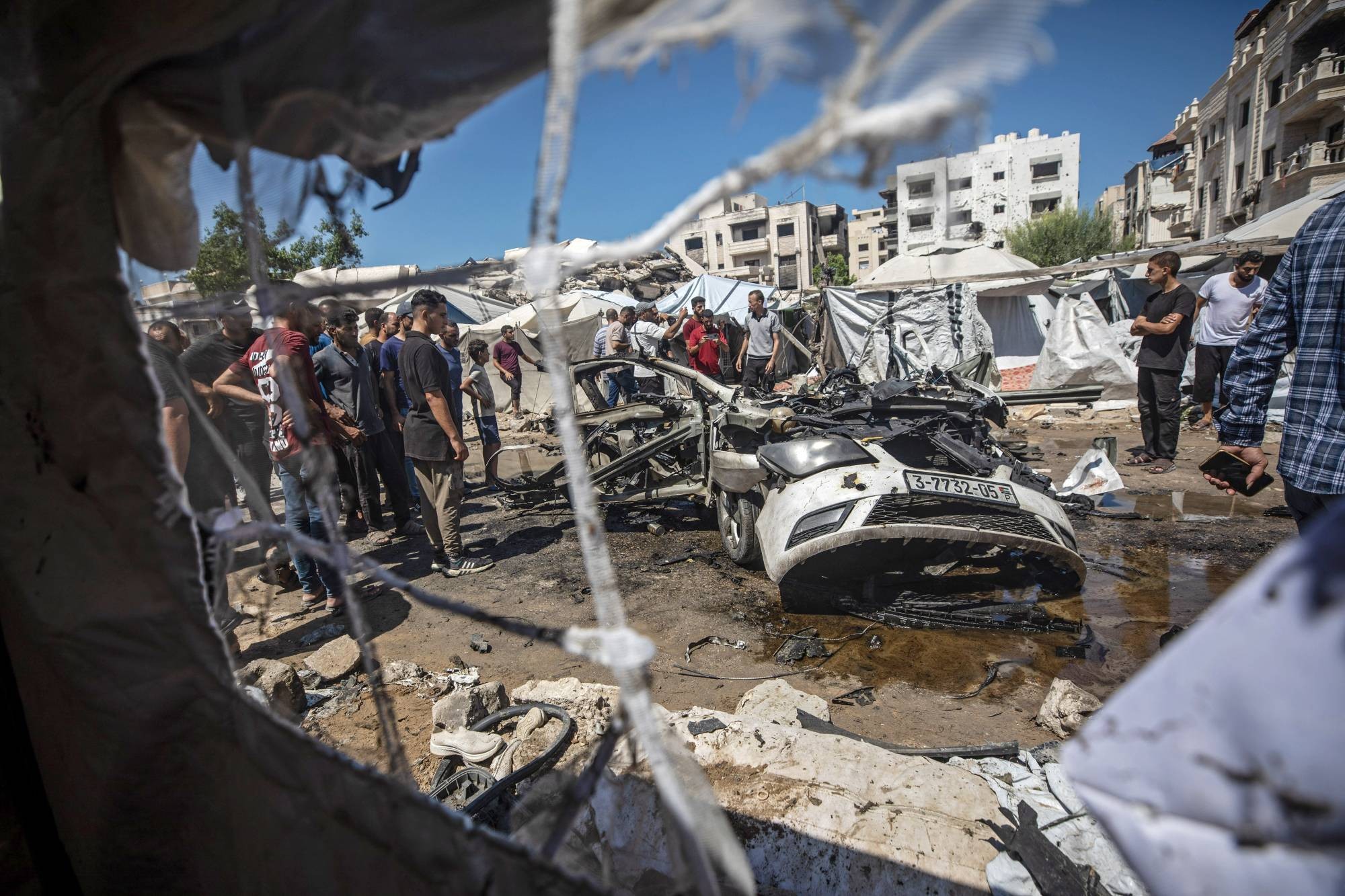 فلسطينيون بموقع غارة إسرائيلية بمدينة غزة يوم الثلاثاء واكبت اختطاف مسؤول أمني في «حماس» (إ.ب.أ).jpeg