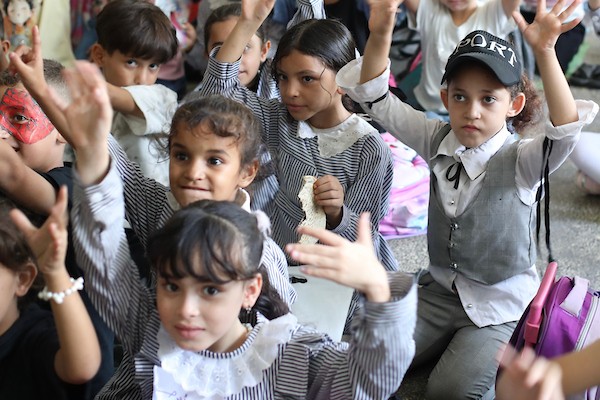 طلبة فلسطينيون يبدأون عامهم الدراسي الجديد في مدرسة تابعة لوكالة