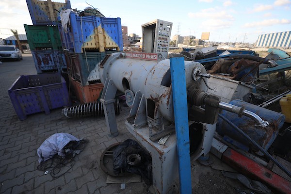 عامل فلسطيني يصلح إحدى معاصر الزيتون في دير البلح، وسط قطاع غزة، في 27 سبتمبر/أيلول 2026، قبيل موسم القطاف. صورة: حسن الجدي