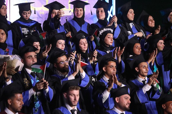 شارك طلاب فلسطينيون في حفل تخرج أقيم في الكلية الجامعية للعلوم التطبيقية وسط مبانٍ مدمرة في مدينة غزة، قطاع غزة، في 20 سبتمبر/أيلول 2026. تصوير: بلال أسامة