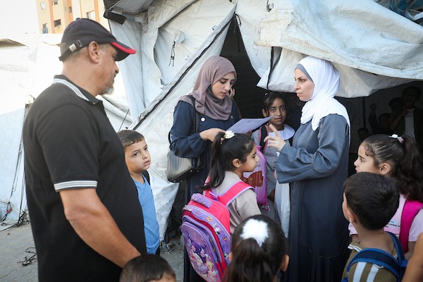 طلبة فلسطينيون يتوجهون إلى مدارسهم مع انطلاق العام الدراسي الجديد في مخيم البريج وسط قطاع غزة، في 19 أيلول/ سبتمبر 2026. (تصوير: معز صالحي)