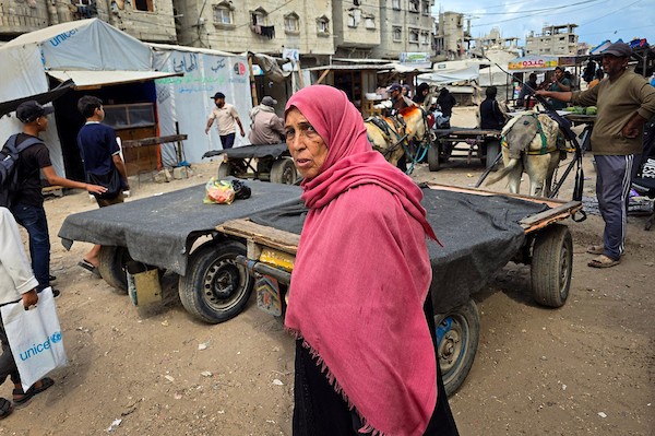 فلسطينيون يستخدمون عربات تجرها الحيوانات لنقل الأشخاص والبضائع في خان يونس، جنوب قطاع غزة، في 29 سبتمبر/أيلول 2026، وسط أزمة نقل حادة. (صورة: طارق محمد)