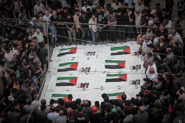 فلسطينيون يشاركون في جنازة عشرة من أفراد عائلة الثوابتة في مخيم البريج للاجئين وسط قطاع غزة، في 29 سبتمبر/أيلول 2026، بعد انتشال جثامينهم.(صورة: معز صالحي)