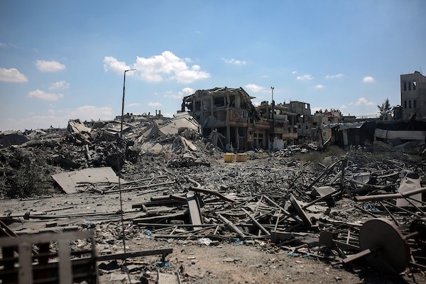 يتفقد فلسطينيون الأضرار التي لحقت بمنزل عائلة كريم في حي التفاح، شرق مدينة غزة، عقب غارة إسرائيلية استهدفته في 22 سبتمبر/أيلول 2026.(صورة: بلال أسامة)