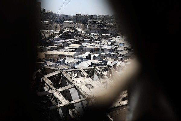 فلسطينيون يقيمون داخل أبراج الكرامة المتضررة وفي خيام مجاورة لها شمال قطاع غزة، في 17 سبتمبر/أيلول 2026، وسط مخاوف من انهيار المباني وصعوبة تأمين مساكن بديلة للعائلات والنازحين. (تصوير: بلال أسامة)