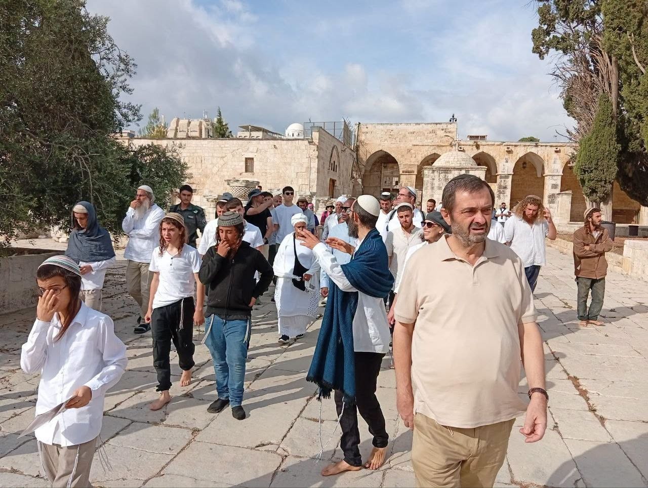 عشرات المستعمرين يواصلون اقتحام باحات المسجد الأقصى.jpg