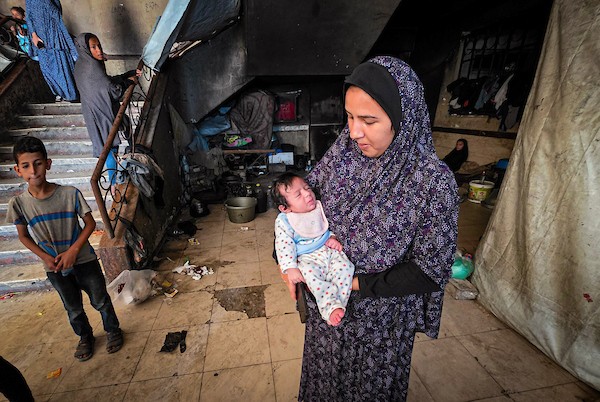 يعيش فلسطينيون نازحون داخل مركز إيواء في خان يونس، جنوب قطاع غزة، في 24 سبتمبر/أيلول 2026، وسط تدهور الأوضاع الصحية الناجمة عن تسرب مياه الصرف الصحي. (صورة: طارق محمد)