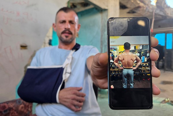 لاعب كمال الأجسام الفلسطيني أحمد فياض، وهو أب لطفلين، داخل منزله المتضرر في قطاع غزة، في 9 أيلول/سبتمبر 2026.تصوير: طارق محمد.
