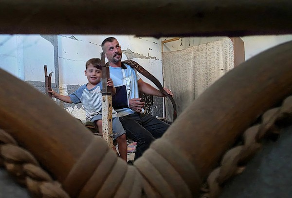 لاعب كمال الأجسام الفلسطيني أحمد فياض، وهو أب لطفلين، داخل منزله المتضرر في قطاع غزة، في 9 أيلول/سبتمبر 2026.تصوير: طارق محمد.