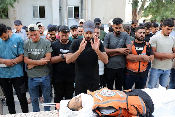 فلسطينيون يودّعون جثمان عنصر الدفاع المدني شريف لبد في مستشفى الشفاء بمدينة غزة، في 15 أيلول/سبتمبر 2026. تصوير: محمد صالحة