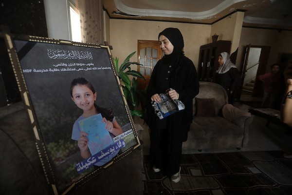 أفراد من عائلة الطفلة الفلسطينية وفاء عكيلة، 9 سنوات، خلال مراسم عزائها في مدينة غزة في 8 سبتمبر/أيلول 2026. (صورة: بلال أسامة)