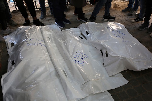 مشيّعون يودعون جثامين مؤمن عبد الرحمن أحمد وزوجته حنين وطفلتيهما لانا وبانا في مستشفى الشفاء بمدينة غزة، بعد مقتلهم في غارة إسرائيلية استهدفت منزلهم في بيت لاهيا، 10 سبتمبر/أيلول 2026. تصوير: محمد صالحة.