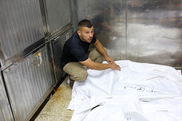 نُقلت جثث فلسطينيين، بينهم أطفال، لقوا حتفهم إثر انهيار مبنى سكني إلى مشرحة مستشفى الشفاء في مدينة غزة في 16 سبتمبر/أيلول 2026. (صورة: محمد صالحة)