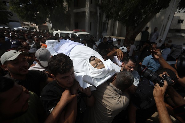 مشيّعون يودعون جثمان بصير منير البرش، داخل مستشفى الشفاء بمدينة غزة في 19 أيلول/ سبتمبر 2026. (تصوير: بلال أسامة)