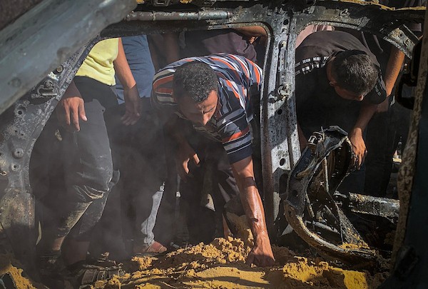فلسطينيون يتجمعون في موقع غارة جوية إسرائيلية استهدفت مركبة مدنية في حي الشيخ رضوان بمدينة غزة، في 19 أيلول/ سبتمبر 2026. وأدى الاستهداف إلى سقوط شهيد وإصابة خرين. (تصوير: بلال أسامة)