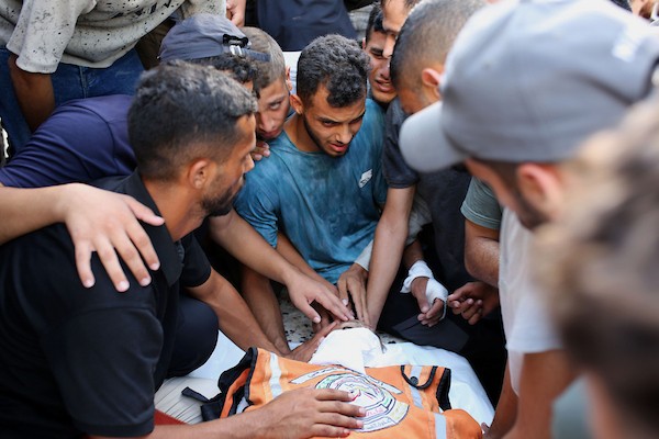 فلسطينيون يودّعون جثمان عنصر الدفاع المدني شريف لبد في مستشفى الشفاء بمدينة غزة، في 15 أيلول/سبتمبر 2026. تصوير: محمد صالحة