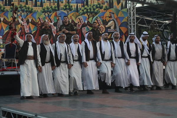 عرسان يشاركون في حفل زفاف جماعي ضم 44 زوجًا في مدينة دورا قرب الخليل، في 26 سبتمبر/أيلول 2026. تصوير: مأمون وزواز.