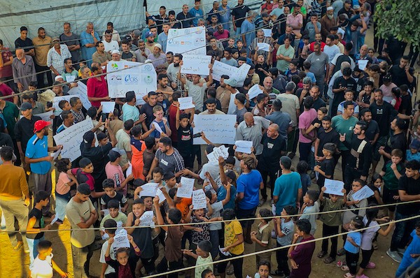 فلسطينيون يشاركون في مظاهرة على ساحل مواصي خان يونس، جنوب قطاع غزة، في 29 سبتمبر/أيلول 2026. (صورة: طارق محمد)