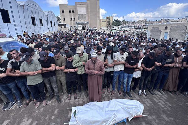 جنازة محمد القاضي، الذي توفي متأثراً بجراحه التي أصيب بها في غارة إسرائيلية استهدفت خيمة تأوي نازحين فلسطينيين في منطقة أضواء بخان يونس، جنوب قطاع غزة، في 3 سبتمبر/أيلول 2026. (صورة: طارق محمد)