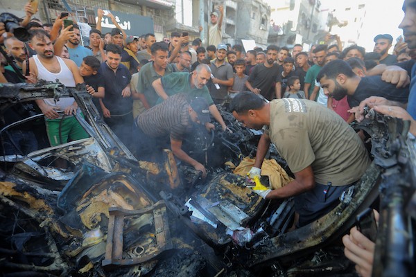 يتفقد فلسطينيون موقع غارة جوية إسرائيلية استهدفت مركبة في مدينة غزة، قطاع غزة، في 6 سبتمبر/أيلول 2026. وبحسب مصادر طبية، أسفرت الغارة عن استشهاد فلسطيني وطفلته وإصابة آخرين. (صورة: بلال أسامة)