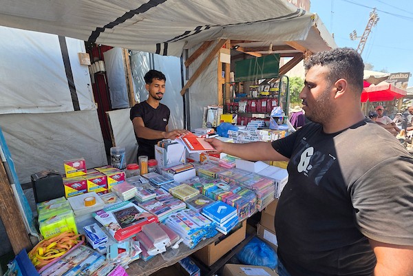 يتسوق فلسطينيون حقائب وأدوات مكتبية ولوازم مدرسية أخرى من أكشاك في سوق خان يونس، 13 سبتمبر/أيلول 2026. (صورة: طارق محمد