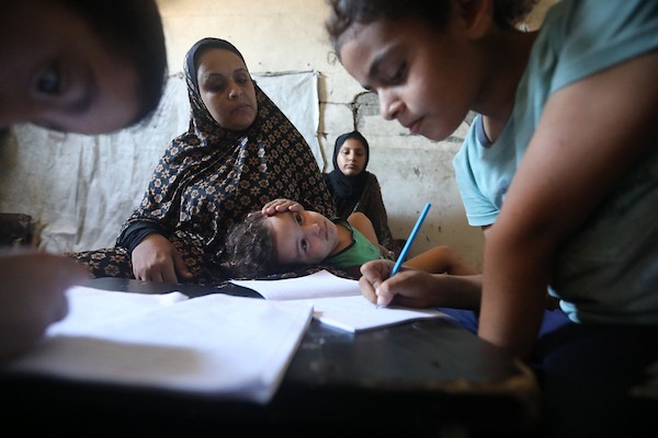 تستعد عائلات فلسطينية نازحة لبدء العام الدراسي الجديد في مدينة غزة في 12 سبتمبر/أيلول 2026، وسط ظروف معيشية صعبة.(صورة: بلال أسامة)