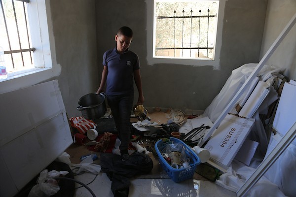 فلسطينيون يتفقدون منزلهم المدمر وأشجار الزيتون المحيطة به في قرية بورين، بالقرب من مدينة نابلس بالضفة الغربية، في 16 سبتمبر، 2026، بعد هجوم شنه مستوطنون. تصوير محمد ناصر
