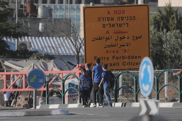 يعبر طلاب وطالبات فلسطينيون حاجزًا إسرائيليًا في الخليل في طريقهم إلى مدارسهم مع بداية العام الدراسي الجديد في الضفة، 6 سبتمبر/أيلول 2026. تصوير: مأمون وزواز