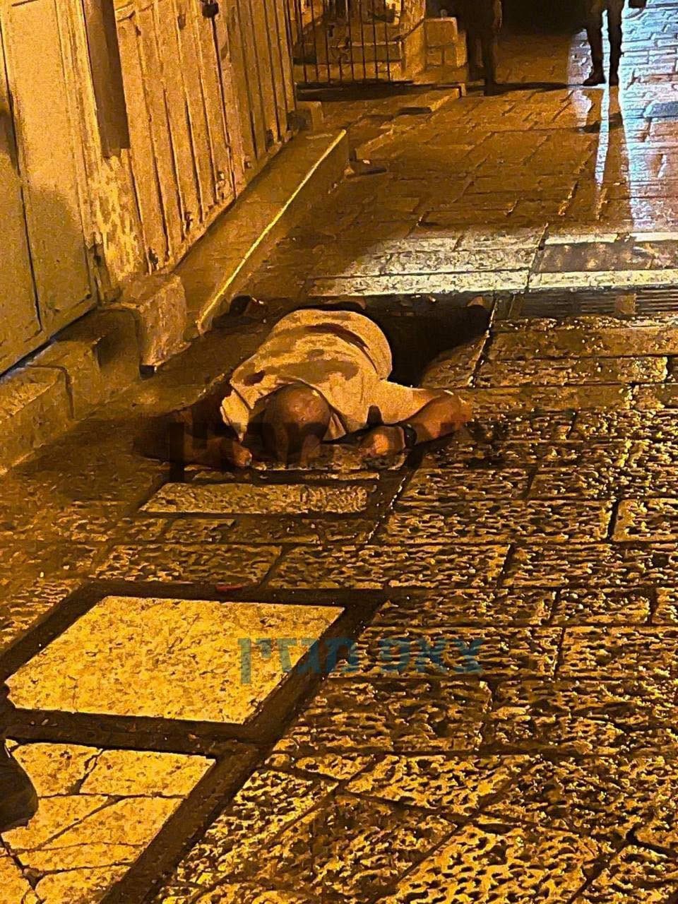 قوات الاحتلال تطلق النار فجر اليوم تجاه شاب بزعم محاولته طعن أحد عناصر شرطة الاحتلال في القدس المحتلة..jpg