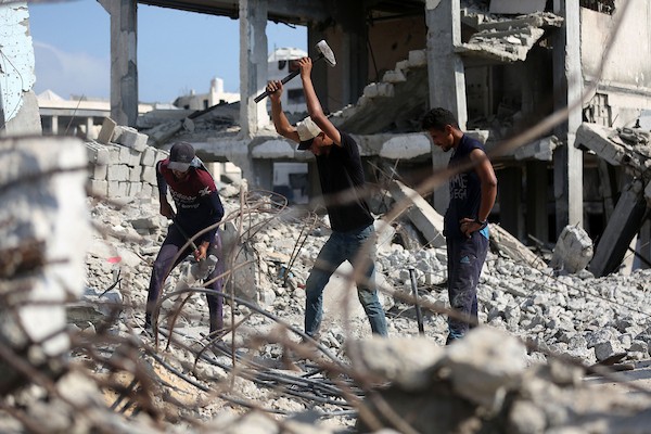 عمال فلسطينيون يزيلون أنقاض منزل دُمر في غارة إسرائيلية خلال الحرب في حي الرمال بمدينة غزة، في 14 سبتمبر/أيلول 2026. تصوير: بلال أسامة.