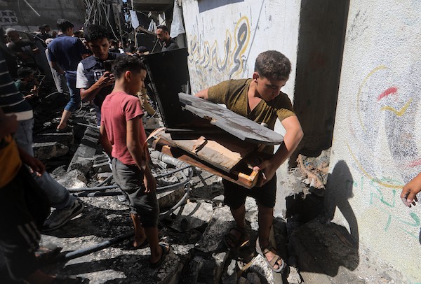 تفقد فلسطينيون مبنىً دمره قصف جوي إسرائيلي في مخيم الشاطئ، غرب مدينة غزة، في 9 سبتمبر/أيلول 2026. وقد دمر القصف المبنى وسط استمرار الهجمات الإسرائيلية على قطاع غزة. صورة: بلال أسامة