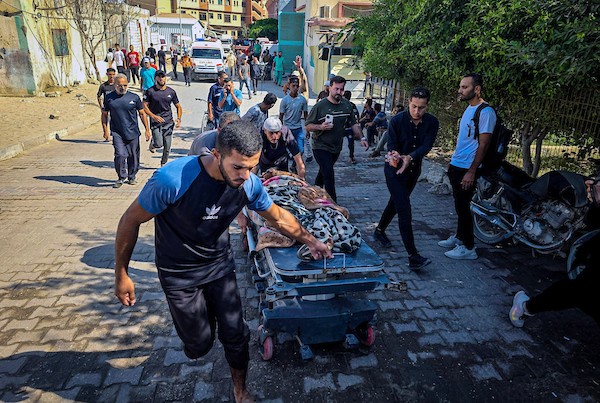 فلسطينيون يودّعون جثمان الطفل محمد سيف الدين الشخريتي، 8سنوات، داخل مجمع ناصر الطبي في خانيونس، في 27 سبتمبر/أيلول 2026. صورة: طارق محمد