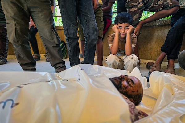 ودّع الفلسطينيون جثمان موسى أبو معروف، الذي قُتل في غارة جوية إسرائيلية بطائرة مسيرة في خان يونس، جنوب قطاع غزة، في 21 سبتمبر/أيلول 2026. (صورة: طارق محمد)